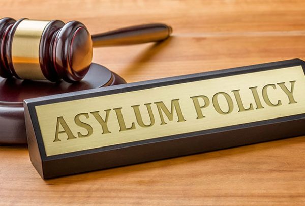 Un mazo y una placa de oro de la política de asilo