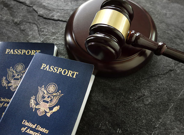 Dos pasaportes y el martillo de un juez